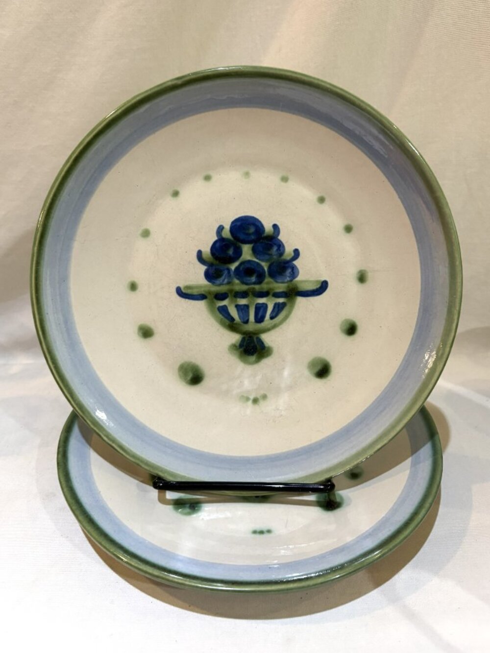 Pair MA Hadley Blueberry Bouquet 9” Dinner Plate Louisville KY Pottery Stoneware